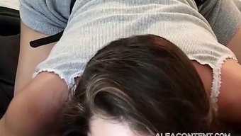 Genç Kızlar Sert Strapon Seks Ve Cunnilingusla Kendilerini Şımartıyorlar