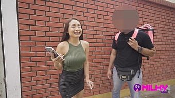 Büyük Popolu Perulu Genç, Halka Açık Bir Sikişle Cevap Alıyor