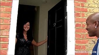 Ingiliz Kız Kardeşler, Iyi Donanımlı Siyah Adamla Irklararası Üçlü Keşfediyorlar