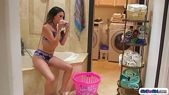 Alexis Fawx Ve Üvey Kızının Iç Çamaşırlarıyla Samimi Bir Şekilde Karşılaşması