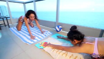 Duygusal 18 Yaşındaki Latina Ve Filipinli Gençler, Sıcak Bir Üçlüde Cinselliklerini Keşfediyorlar