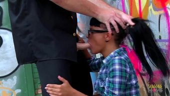 Bir Milf'E Boya Püskürtmek Sert Bir Anal Sekse Yol Açabilir.