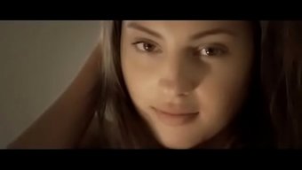 Ateşli Bir Kız Gördüm Ve Kim Olduğunu Bilmek Istiyorum.