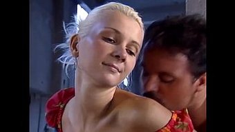 Genç Danimarkalı Inşaat Işçileri Bir Orgide Vahşileşiyor