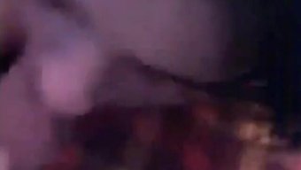 Sıcak Arap Kız Arkadaşı Erkek Arkadaşına Tutkulu Bir Sakso Çekiyor