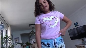 Aile Terapisi Seansında Üvey Kız Kardeş, Büyük Popolu Ve Siyah Cazibeli Baştan Çıkarıyor