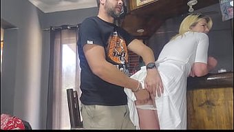 Etekli Sevimli Üvey Kız Kardeş Sıcak Bir Videoda Sikle Dolu