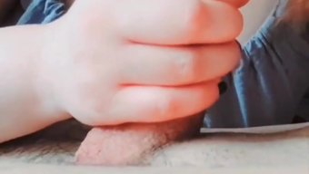 Arap Bebek Yakın Çekim Bir Sakso Çekiyor Ve Küçük Göğüsleri Sikişiyor