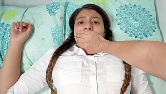 Üvey Abisinin Gizli Zevki: Üvey Kız Kardeşiyle Evde Samimi Karşılaşma