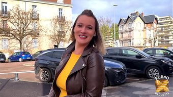 Zayıf Sarışın Güzellik Kelly, 30 Yaşında Hala Ona Sahip.