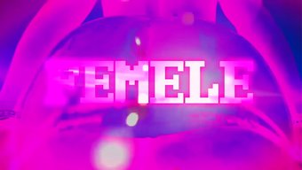 Sissy Pozundaki Bir Kız Teknolojinin Faydalarını Gösteriyor.