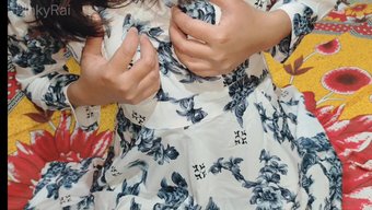 Kocası, Pinky Rai'Yi Parmakları Ve Içine Girmesiyle Zevklendiriyor.