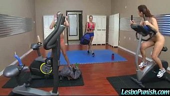 Sıcak Ve Ortalama Göğüslü Lezbiyenler Sert Seks Yapıyor