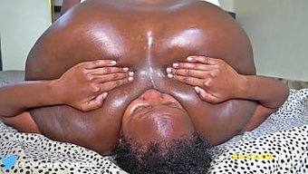 Dolgun Güzel Şişman Kadınlar, Arka Ucuyla Itaatkar Kadını Domine Ediyor