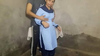 Genç Hintli Okul Kızı, Öğretmeniyle Ilk Deneyimini Hint Seks Videosunda Yaşıyor.