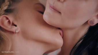 En Iyi Iki Kız Arkadaş, Romantik Ve Tutkulu Bir Seks Yaşıyor.