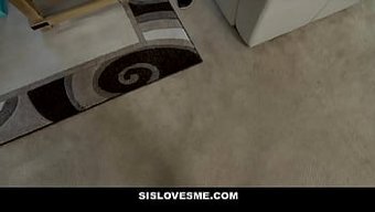 Genç Kardeşler Erotik Bir Videoda Arzularını Keşfediyor