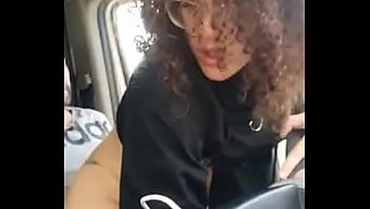 Büyük Göğüslü Genç Kız, Umumi Bir Tuvalette Sikişiyor