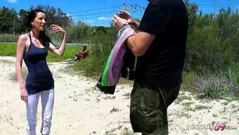 Genç Ispanyol Bebek Tania, Yaşlı Bir Adam Tarafından Plajda Ilk Anal Sikişini Alıyor