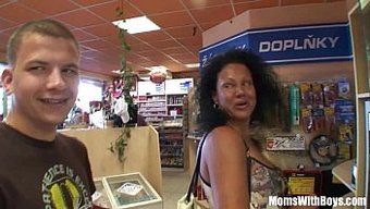 Orta Yaşlı Bir Kadın, Issız Bir Yapıda Baştan Çıkarılır Ve Cinsel Saldırıya Uğrar.