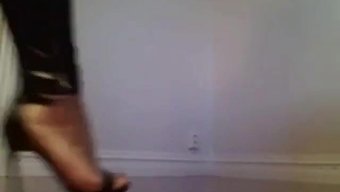 Sara'Nın Fetiş Ayakkabıları Ve Bacak Gösterisi Bdsm Videosunda