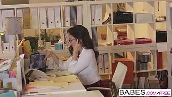 Arzuya Dolanmış: Chad White Ve Dillion Harper Ofiste Karşılaşıyorlar