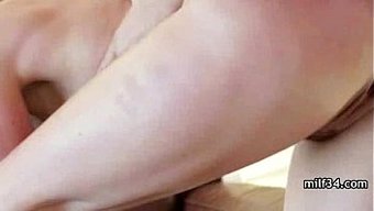 Olgun Kadın Genç Bir Adamı Üstte Domine Ediyor