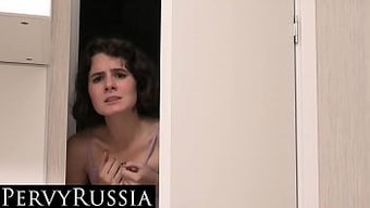 Üvey Kızın Üvey Babasına Üçlüyle Sürpriz Yaptığını Izleyin