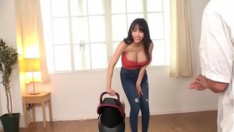 Büyük K-Kupalı Bir Okul Çalışanı, Bir Mayo Ve Aşırı Bir Fotoğraf Çekiyor.