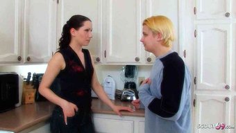 Üvey Anne Alman Genç Kızla Ilk Kez Birlikte Oluyor