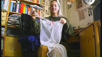 Oyuncaklar Ve Iç Çamaşırlarıyla Sarışın Genç Kız Tek Başına