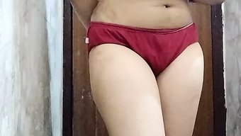 18 Yaşındaki Hintli Kız Parmaklarıyla Kendini Tatmin Ediyor