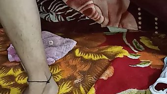 Asyalı Genç Parmakları Ve Titreşimli Oyuncakla Emiyor Ve Uyarıyor