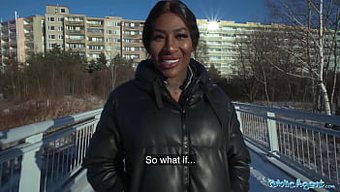 Kamu Görevlisi Josy Black, Yoğun Cinsel Buluşmalarla Meşgul Olurken Dolgun Siyah Derriere'Inı Sergiliyor