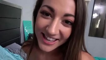 Üvey Kız Kardeşim Aynı Anda Iki Sik Yutabiliyor.