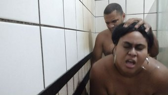 Genç Sarışın Kız Kardeş, Kardeşinin Önünde Kendini Zevke Getiriyor Ve Tutkulu Bir Duş Karşılaşmasına Yol Açıyor