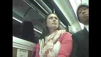 Trene Binen Güzel Bir Kadını El Yordamıyla Tatmin Etmek