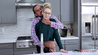 Üvey Baba, Genç Kızı Seksle Cezalandırırken Üvey Anne Araya Giriyor