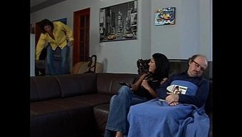 Büyük Bir Popoya Sahip Seksi Esmer, Sert Ve Sert Bir Şekilde Beceriliyor