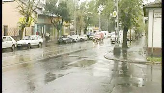 Büyük Göğüslü Esmer Genç Yaramaz Oluyor