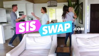 Genç Üvey Kız Kardeş Çalmayı Keşfediyor Ve Oral Zevk Vermeye Zorlanıyor