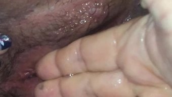 Afrikalı Amerikalı Kıvrımlı Kız Yavaş Hareketle Sıvı Fışkırtıyor