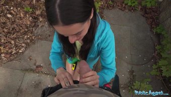 Halka Açık Bir Yerde Formdaki Hizmetçi Oral Seks Yapıyor.