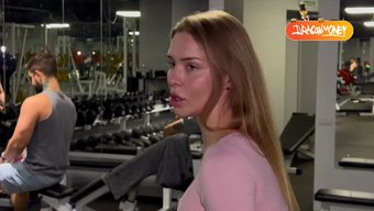 Kız, Parkta Hasarlı Bir Spor Kıyafetiyle Antrenman Yapıyor.