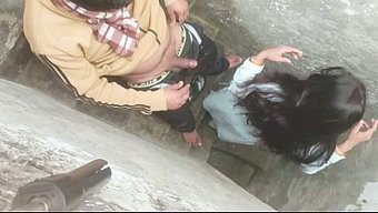 Güzel Bir Köy Kızı, Ilk Kez Açık Havada Seks Yapıyor.