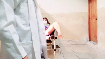 Asyalı Genç Hasta, Jinekolojik Muayene Sırasında Doktoru Uyandırıyor