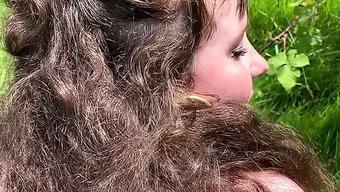 Genç Bir Kadın, Yüksek Kare Hızında Birinci Şahıs Bakış Açısıyla Yakalanan, Yaşlı Bir Adamla Açık Havada Cinsel Aktiviteye Giriyor