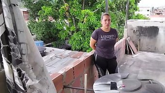 Latin Üvey Kız Kardeş, Üveyn Kardeşinden Arkadan Beceriliyor