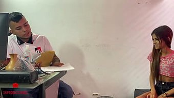 Genç Üniversiteli Kız, Patronunu Bir Iş Için Baştan Çıkarır Ve Ona Derin Bir Oral Seks Yapar Ve Sonra Onunla Sevişir.