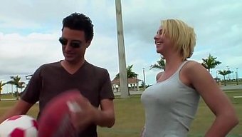 Güzel Sarışın Milf Harika Bir Sahnede